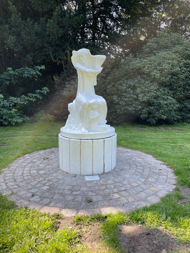 0823 Skulptur Frauenschicksal