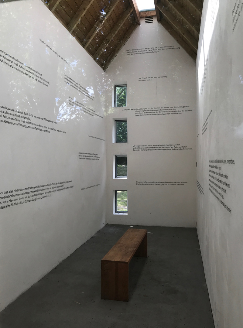 Die Innenwände eines Betonhäuschens mit Zitaten beschriftet