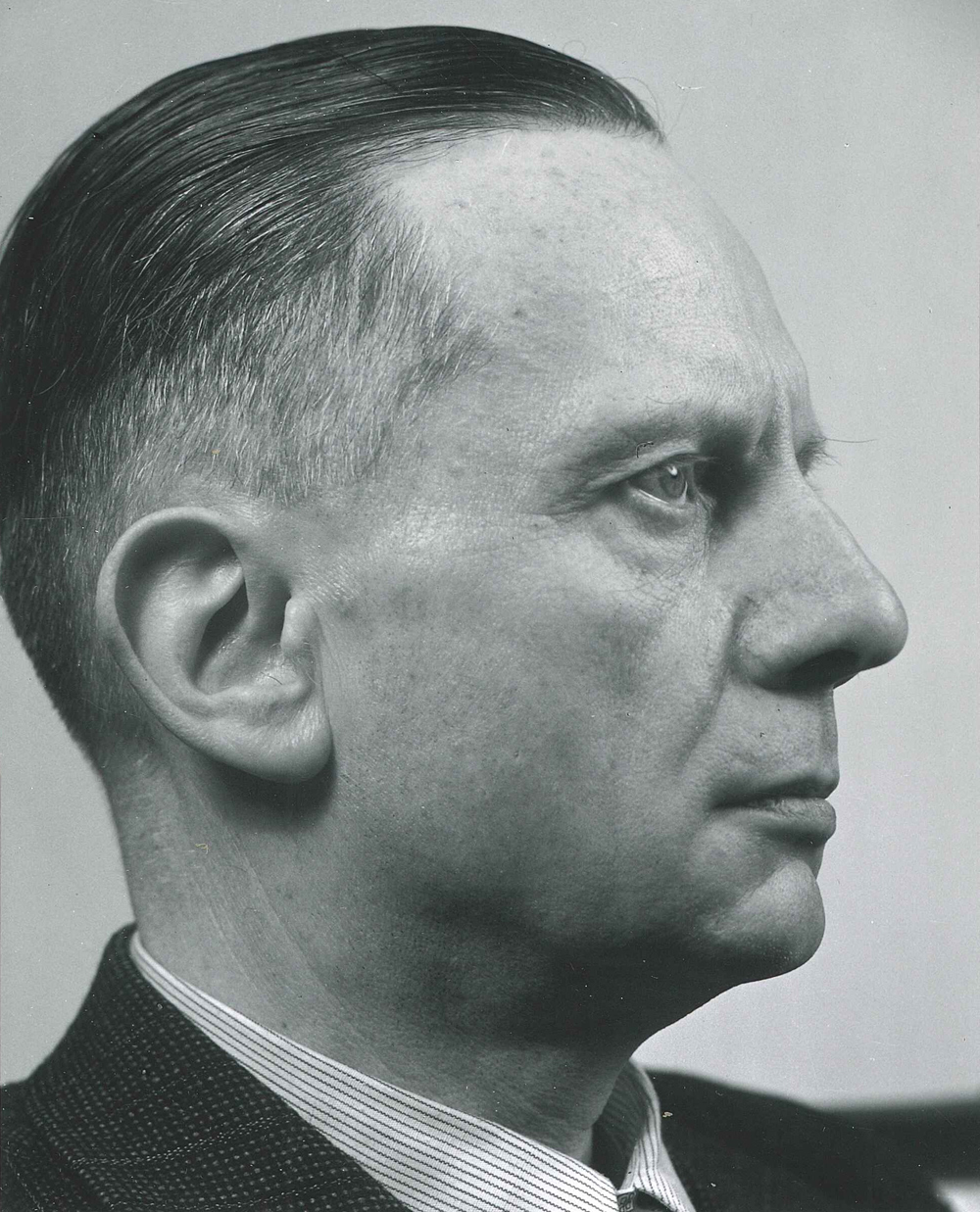 seitlich aufgenommenes Portraitfoto eines Mannes