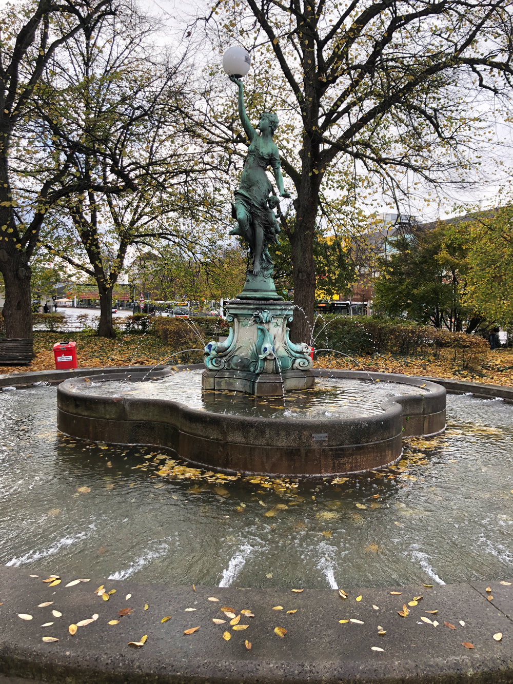 Schmuckbrunnen mit weiblicher Skulptur