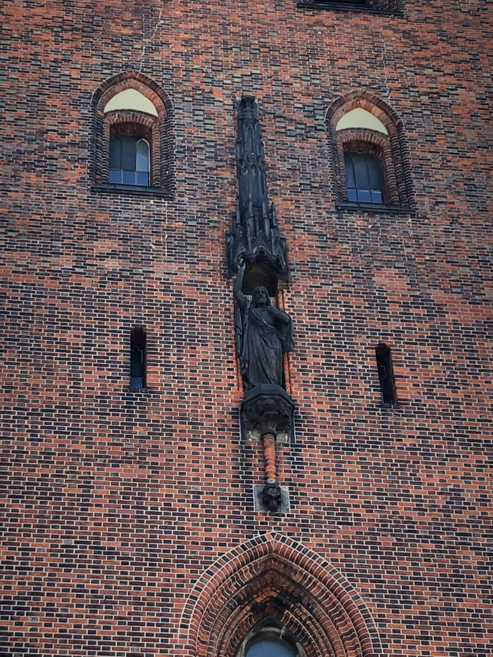 Figur an einer Kirchturmwand