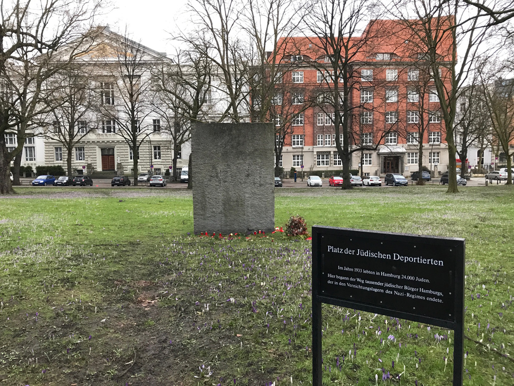 Rasenfläche mit Mahnmal und Infotafel