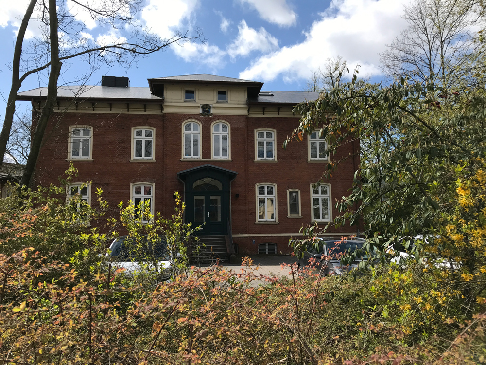 zweistöckiges Haus mit kleinem Parkplatz