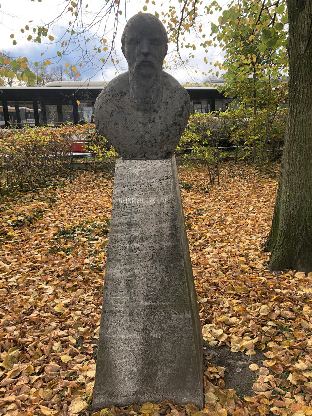 Büste auf einem Sockel