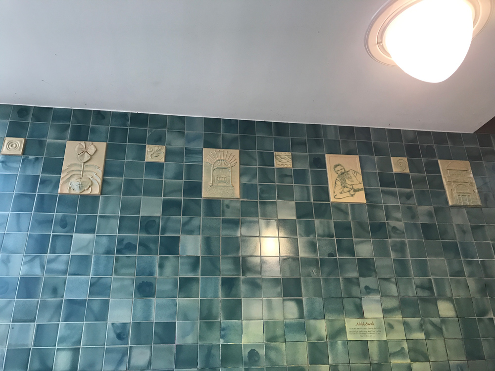 Kachelwand mit Ornamenten