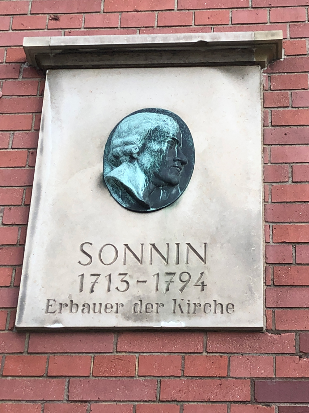 reliefartiges Denkmal an Häuserwand