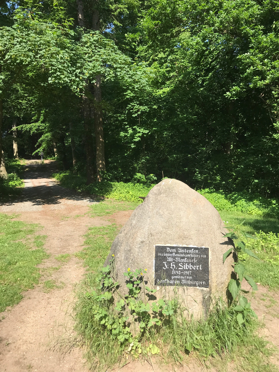 Findling mit einer angebrachten Metallplatte