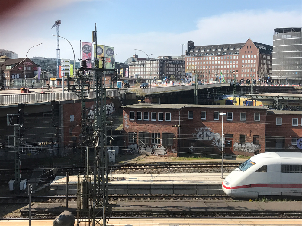 Brücke über mehrere Bahngleise