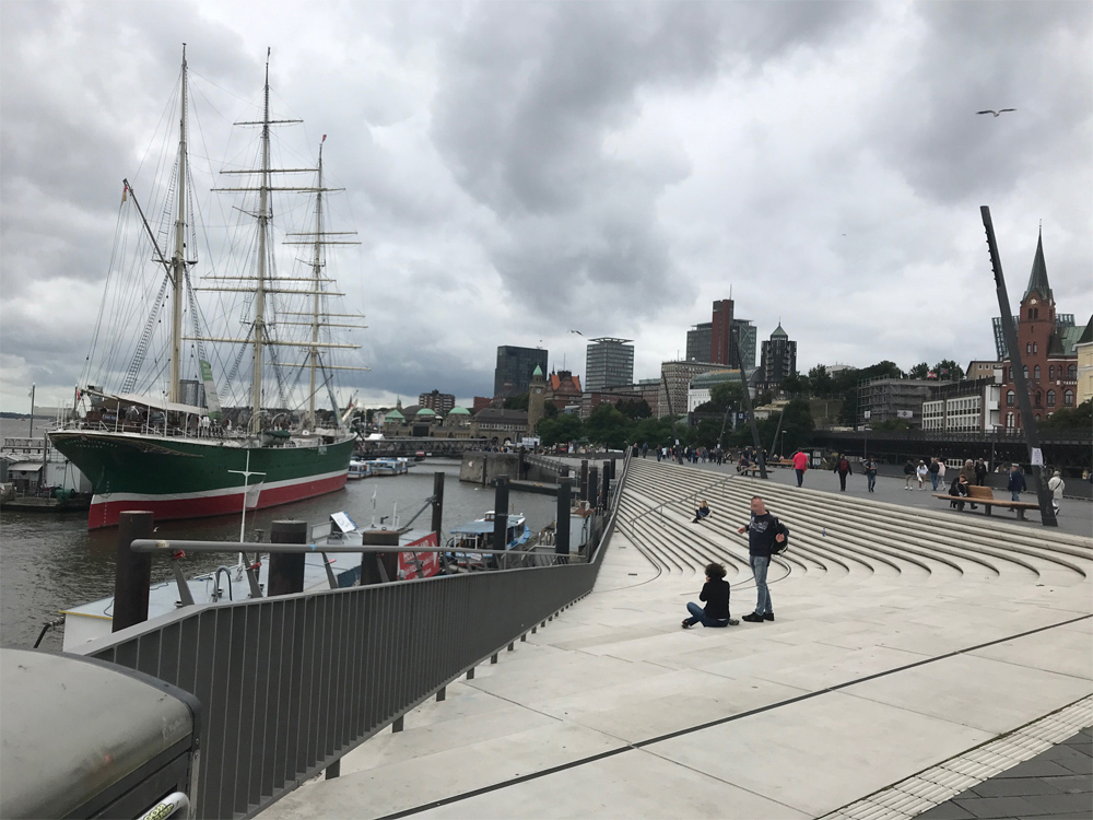 Promenade am Hamburger Hafen mit Großsegler
