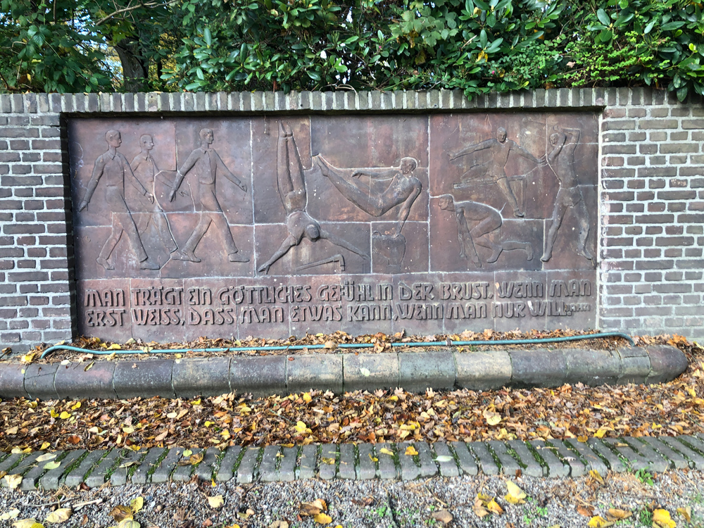 Relieg an Mauer