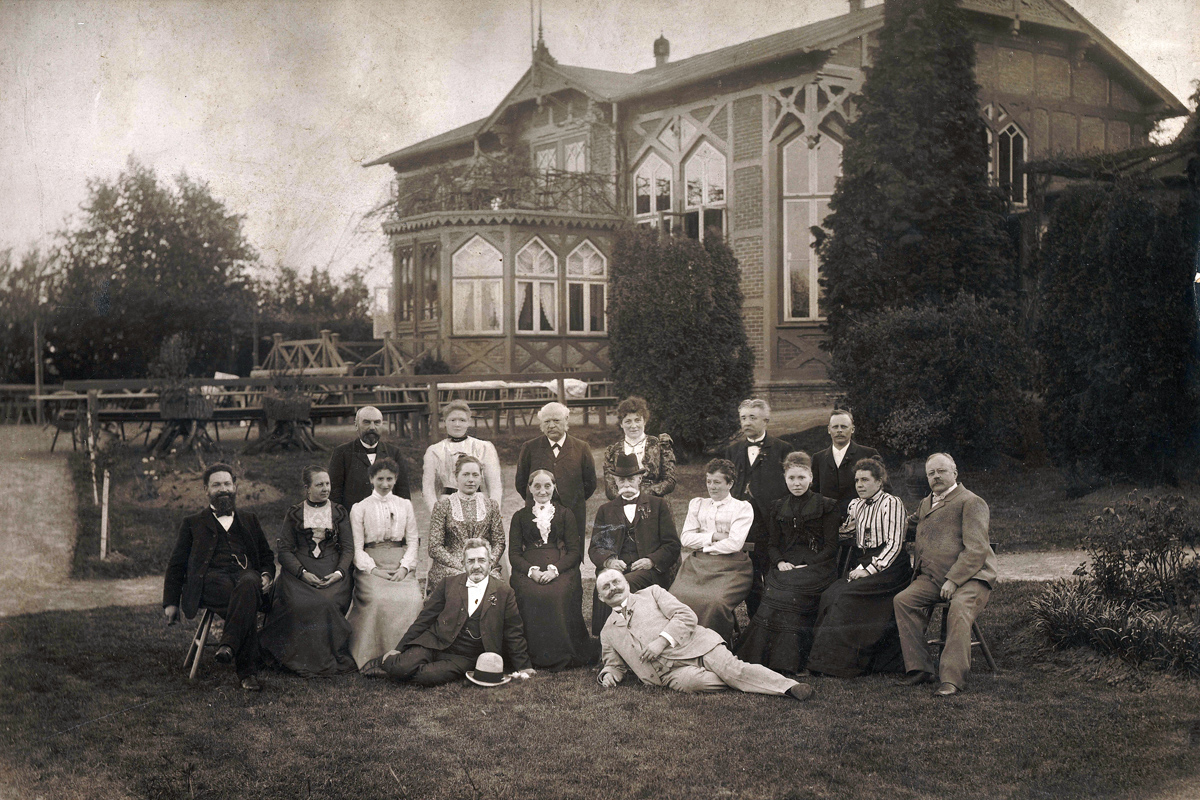 Gruppenbild mit 18 Personen in einem Garten
