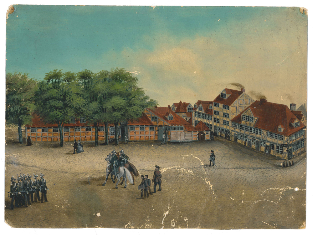 Historische Zeichnung eines von Häusern/Stallungen gesäumten Platzes, auf dem einige Soldaten zu Fuß und zwei auf Pferden zu sehen sind