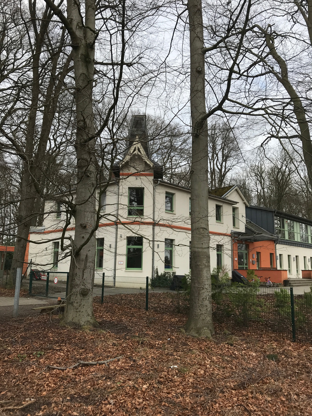 Gebäude hinter Bäumen