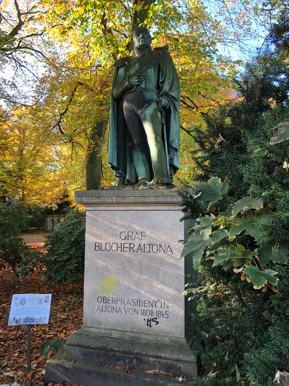 Statue eines Mannes auf einem Sockel