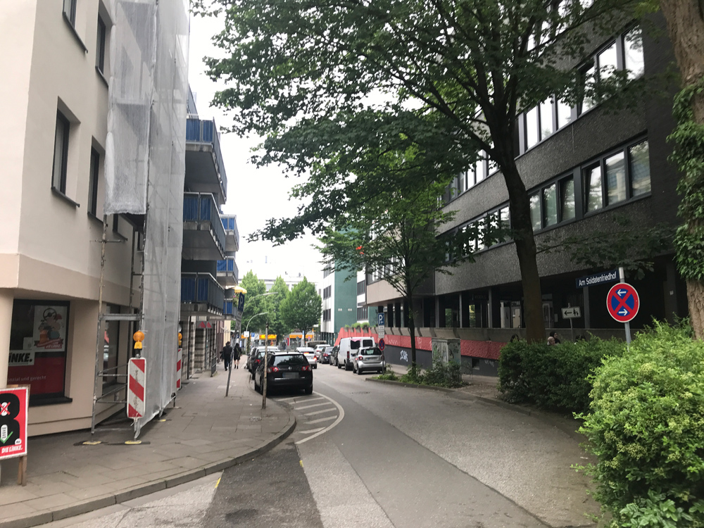 Einbahnstraße mit parkenden Autos