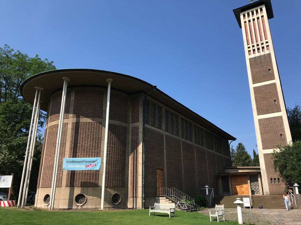 Kirchenschiff links, Kirchenturm rechts