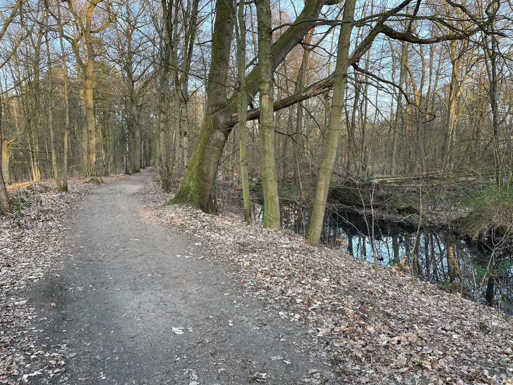 Weg entlang eines kleinen Flusses