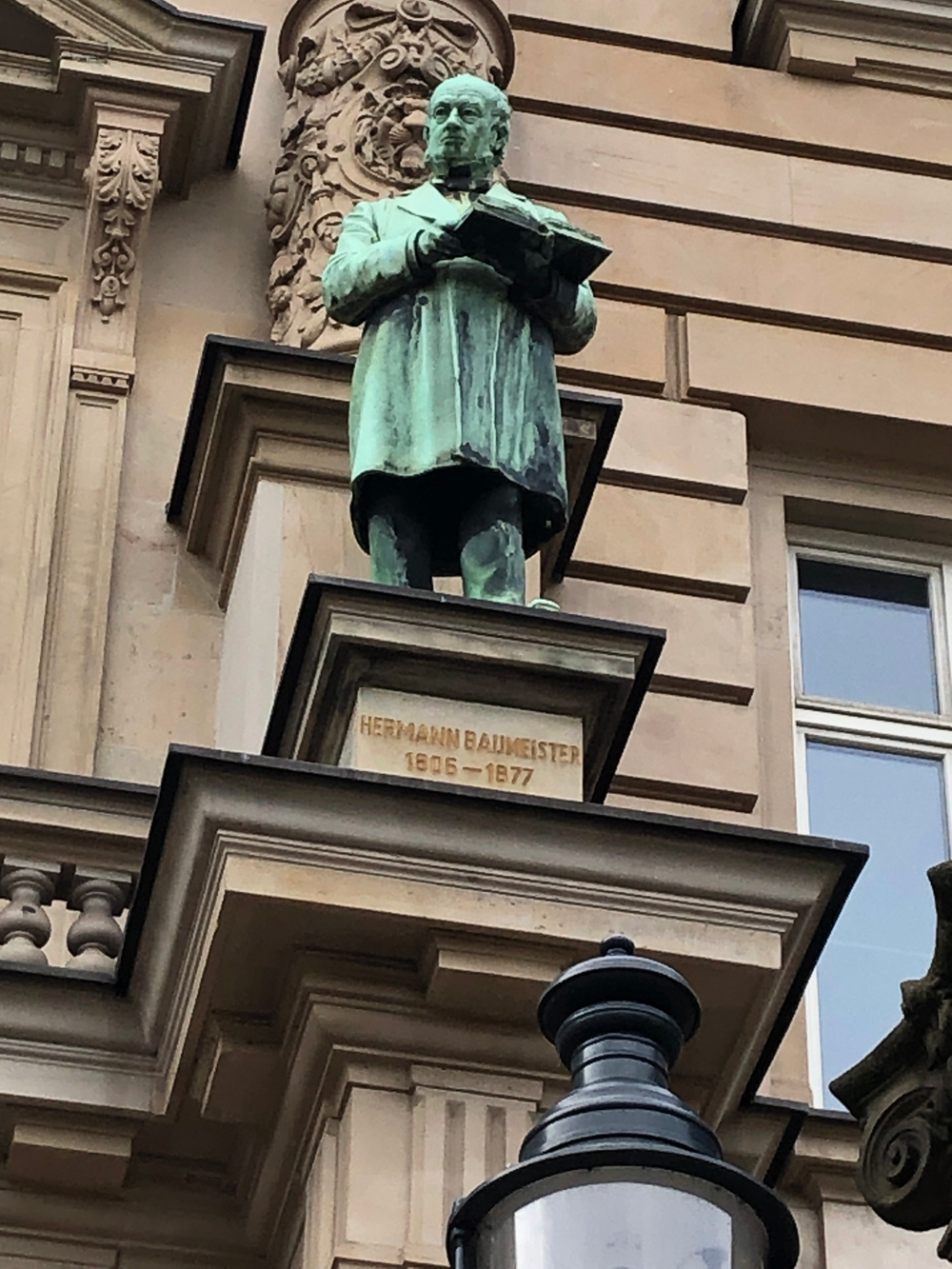Stature an einer Hauswand