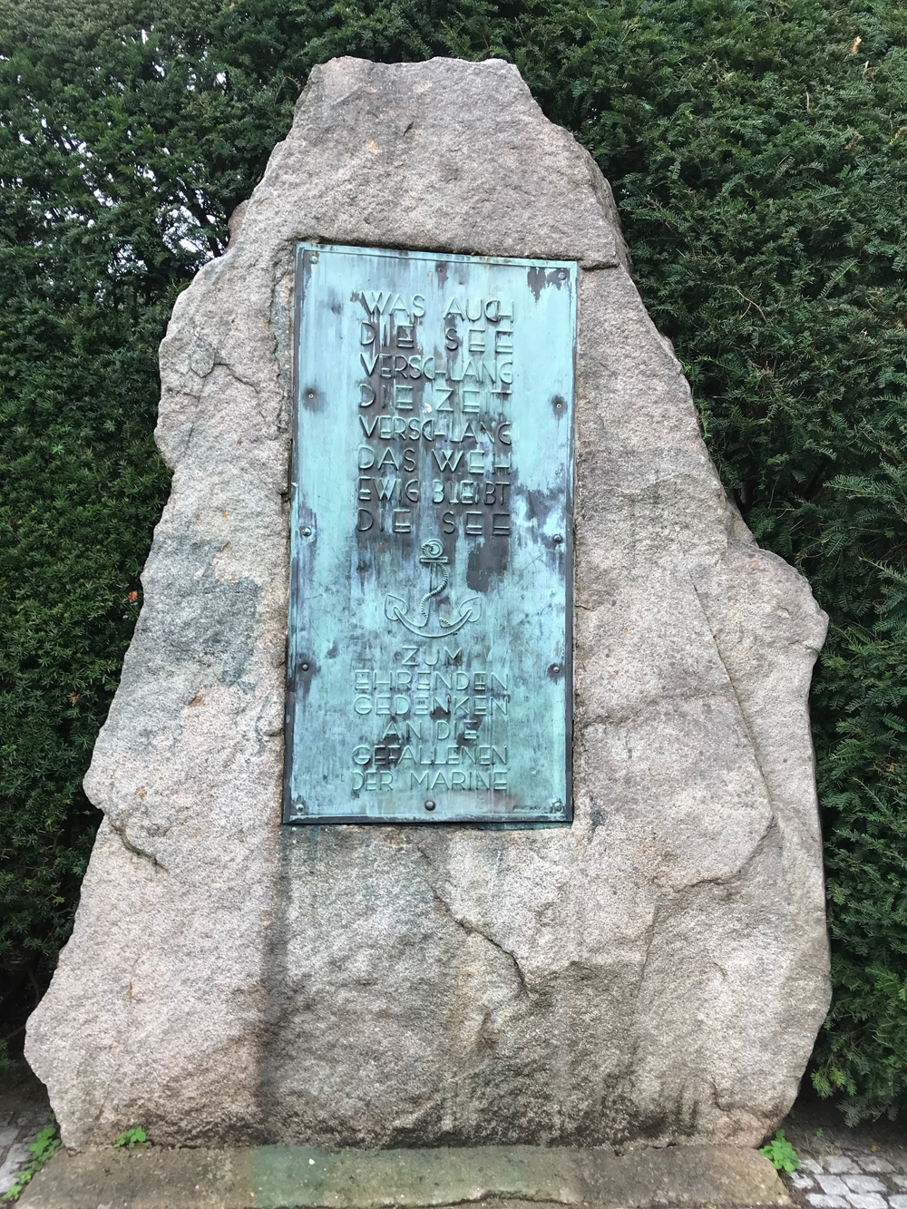Gedenkstein mit Metalltafel