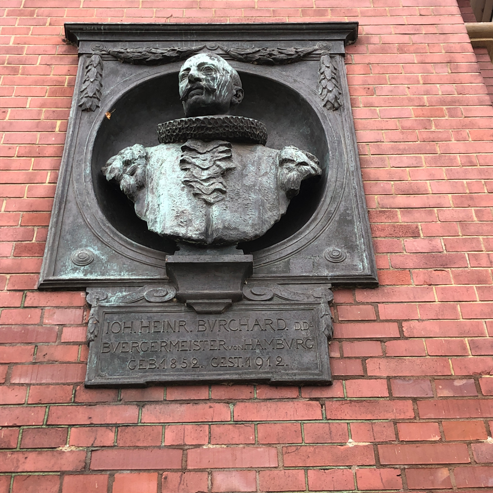 reliefartiges Denkmal an Häuserwand