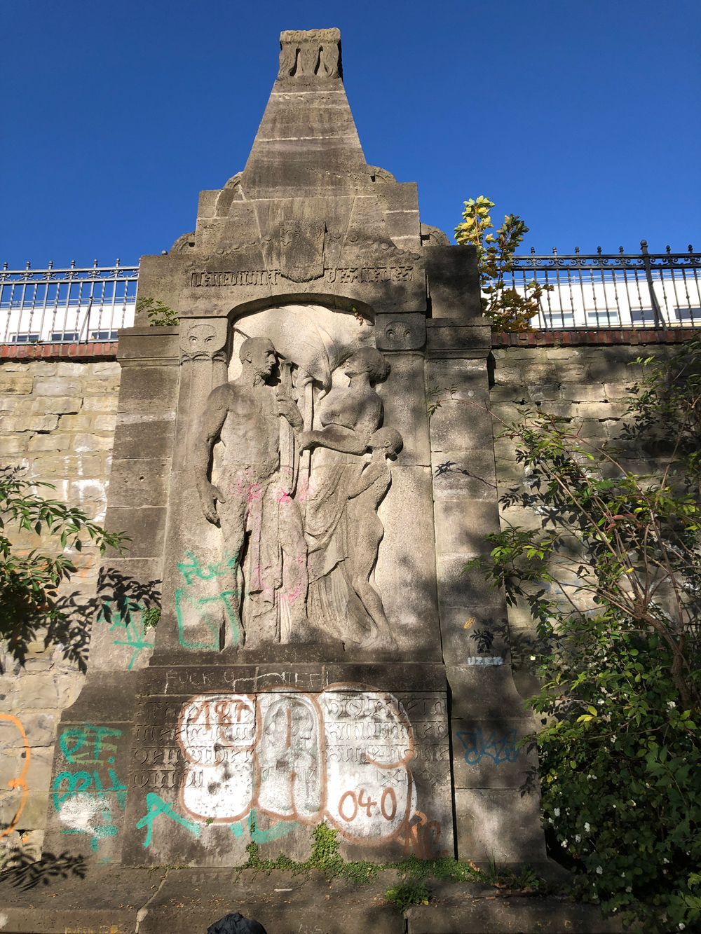 Relief in der Stützmauer einer Brücke