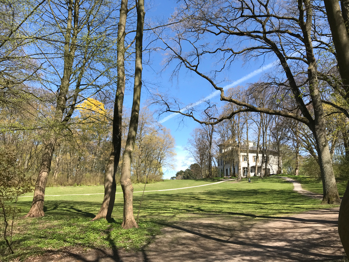 Park mit Villa im Hintergrund