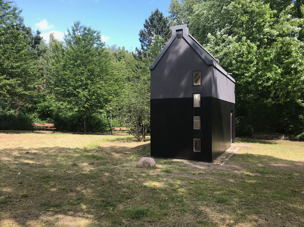 Park mit einem Betonhäuschen