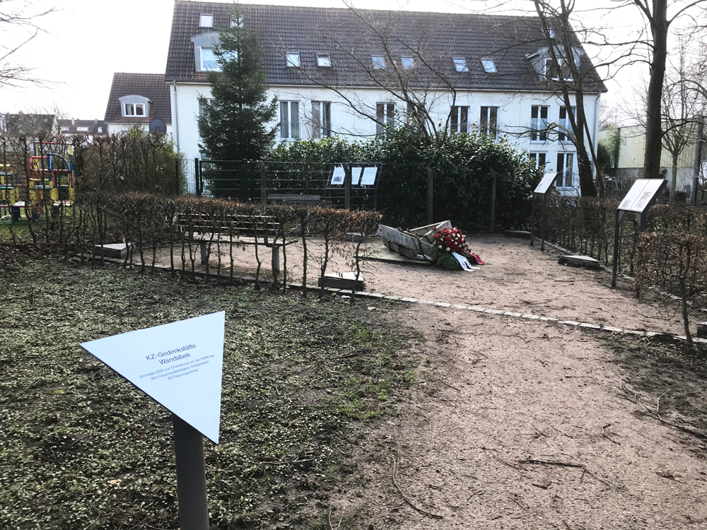 Gedenkstätte, kleiner Platz mit abstrakten Skulptur in der Mitte