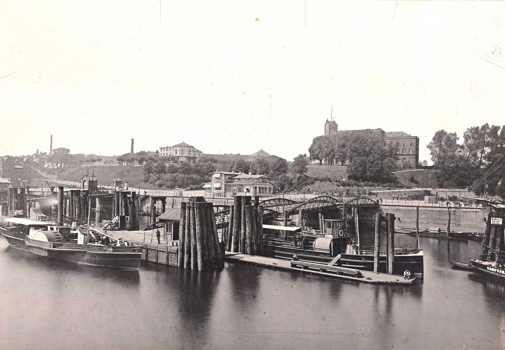 Schiffe bzw. Boote an Landungsbrücken im Hafen