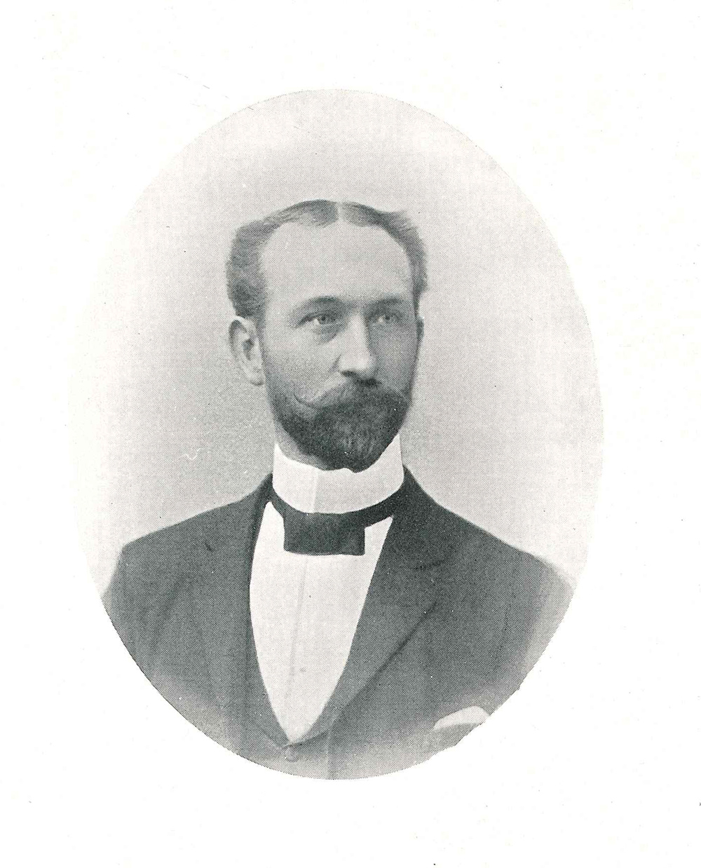 Portraitfoto eines Mannes mit Bart und Stehkragen und Fliege
