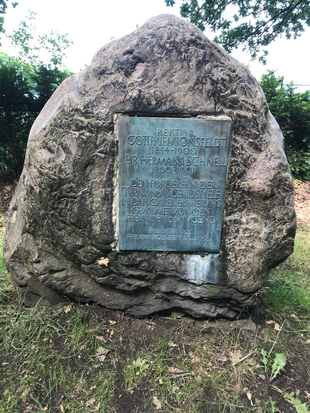 Findling mit Metallplakette