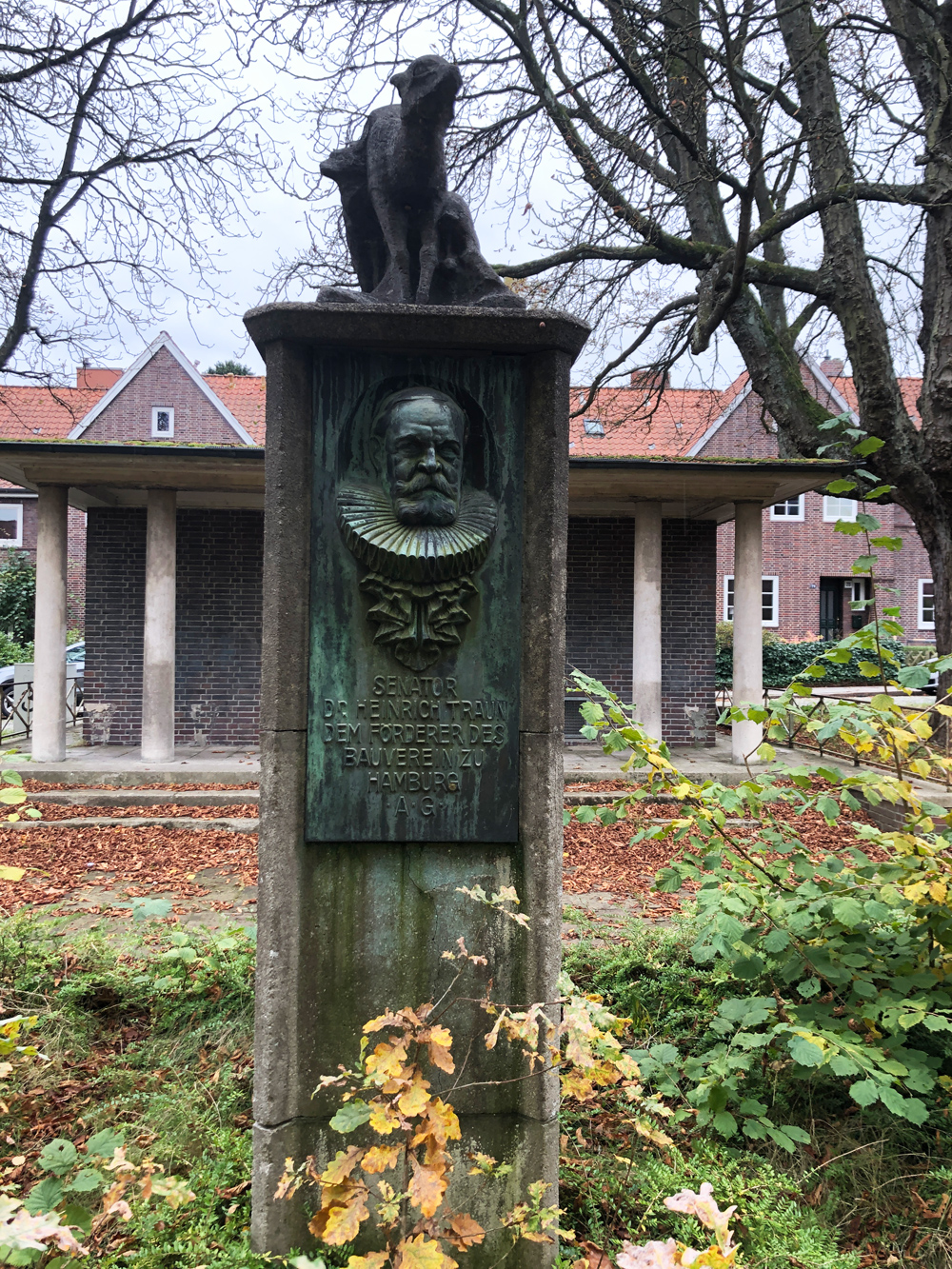 Denkmal mit Büste und oben verziert mit einer Reh-Kitz-Skulptur