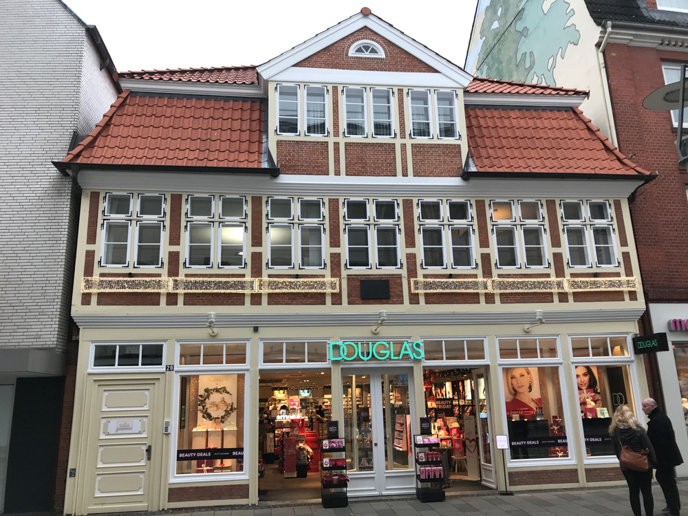 Fachwerkhaus, in dem heute eine Parfümerie ein Geschäft hat