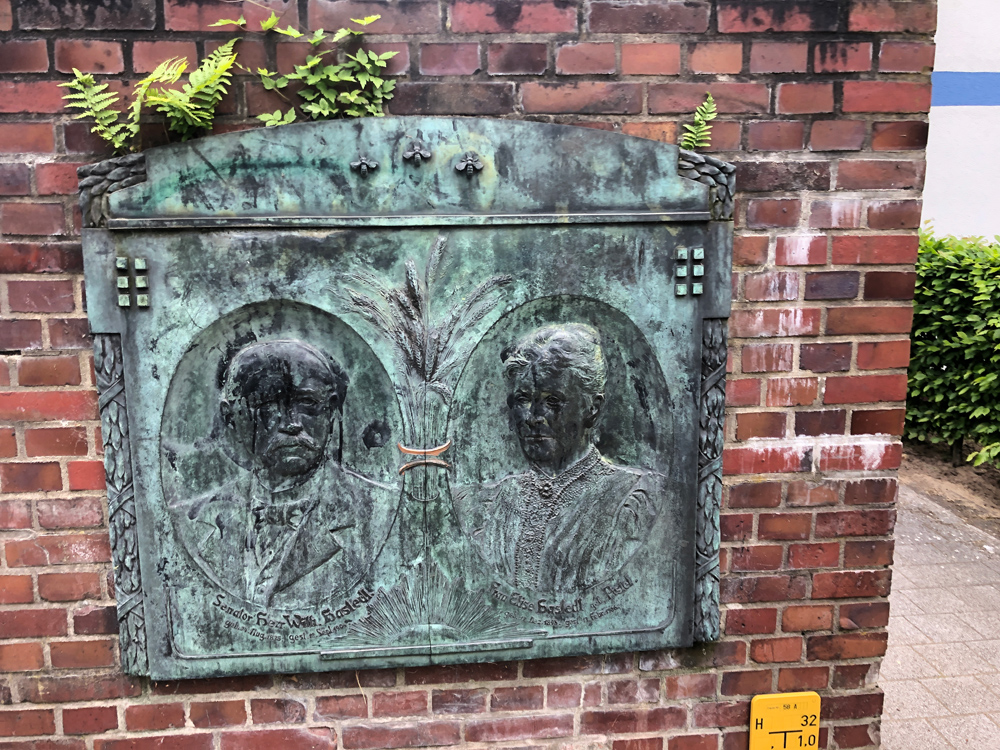 Bronzerelief von Mann und Frau