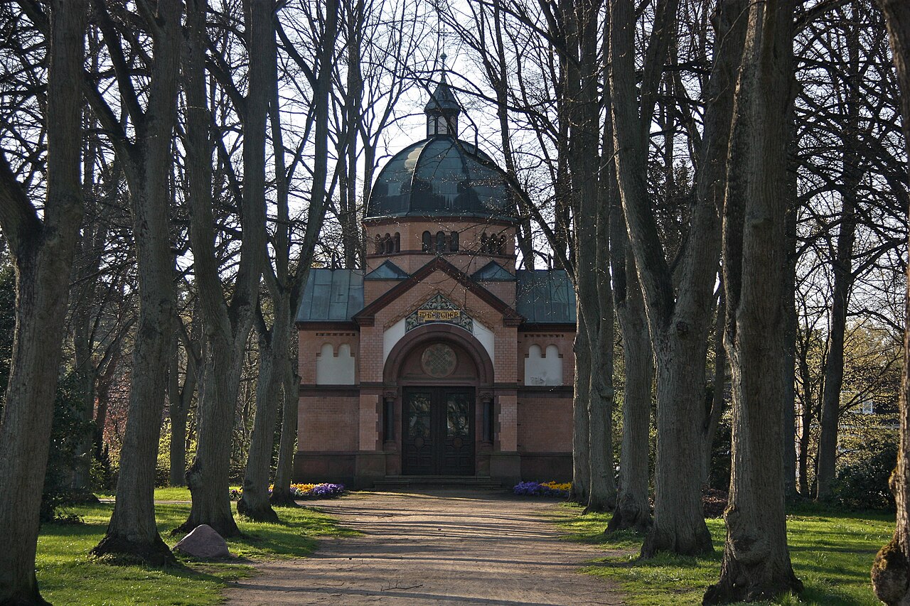 Mausoleum im neuromanischen Stil