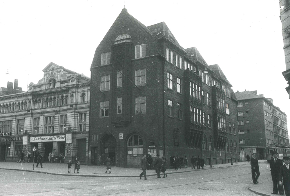 Klinkerbau an der Straßenecke, links daneben ein Theater