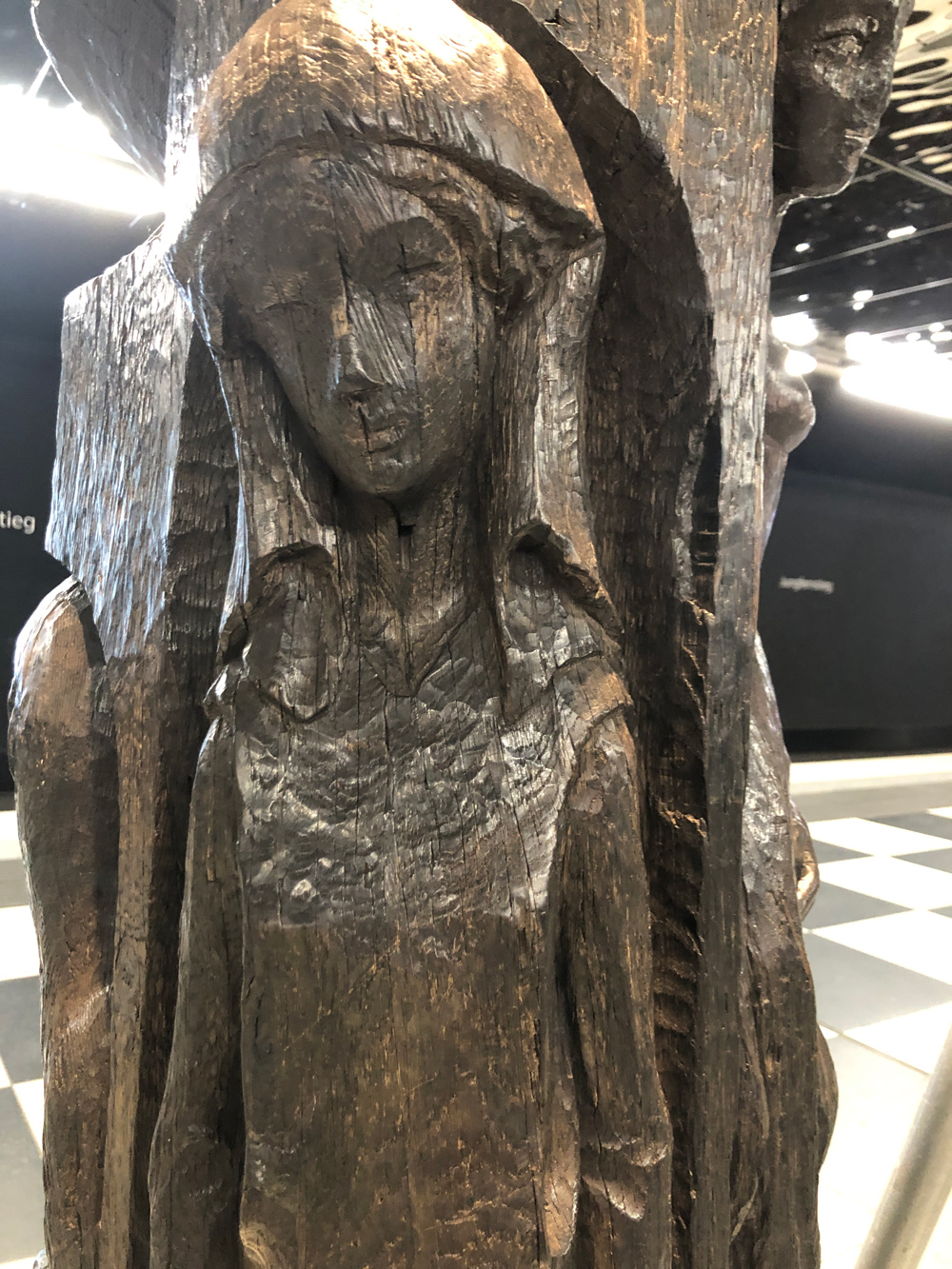Jungfernfigur in Holz
