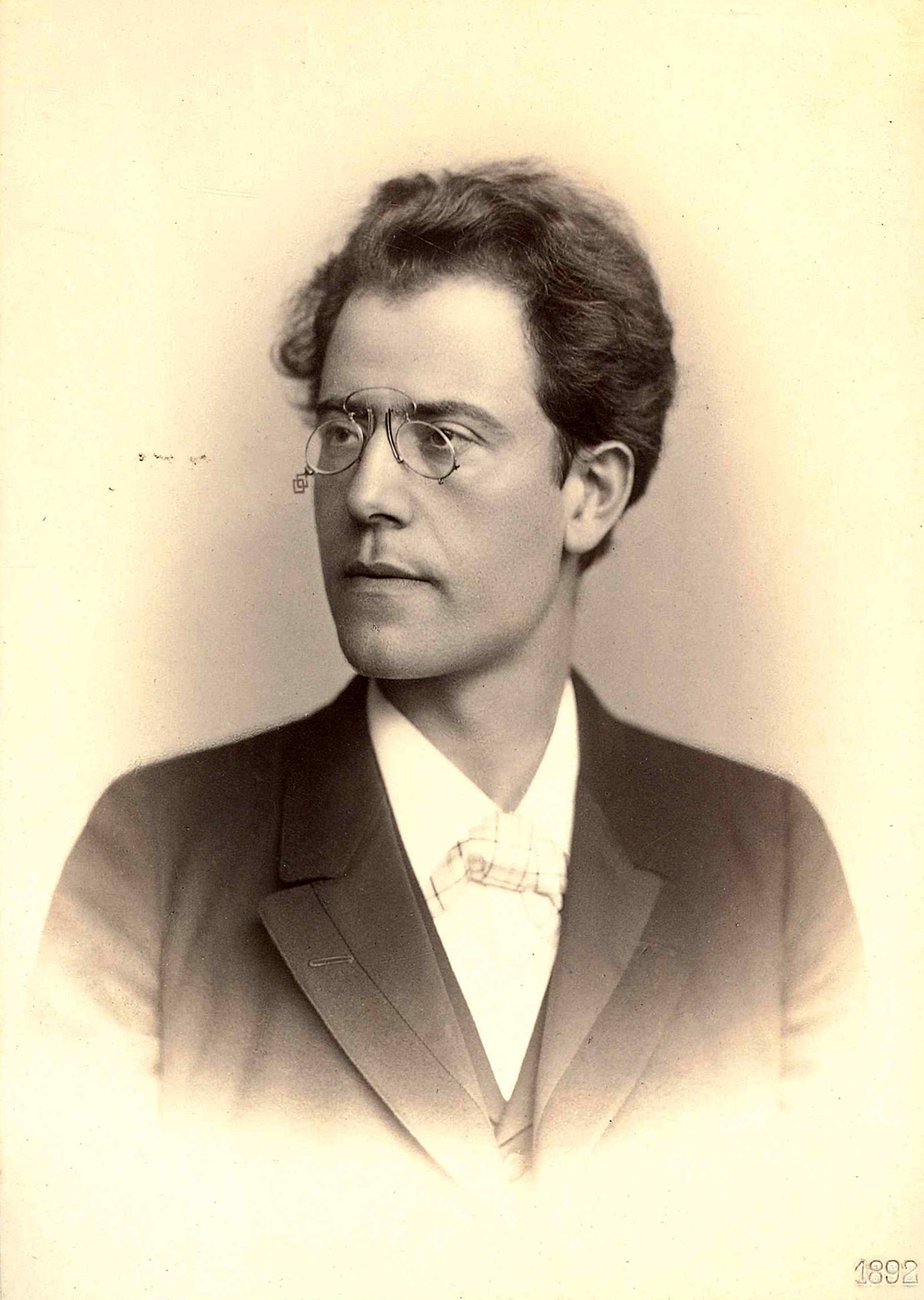 Portraitfoto eines Mannes mit Nasenkneifer-Brille