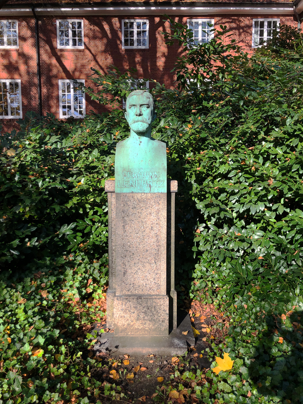 Denkmalstele mit Büste