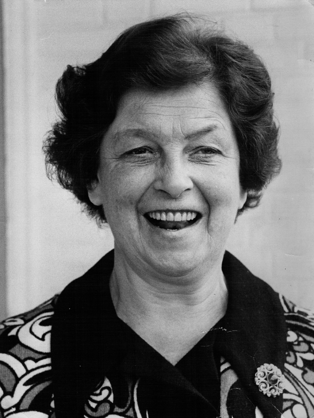 Schwarz-Weiß-Porträt einer lächelnden Frau