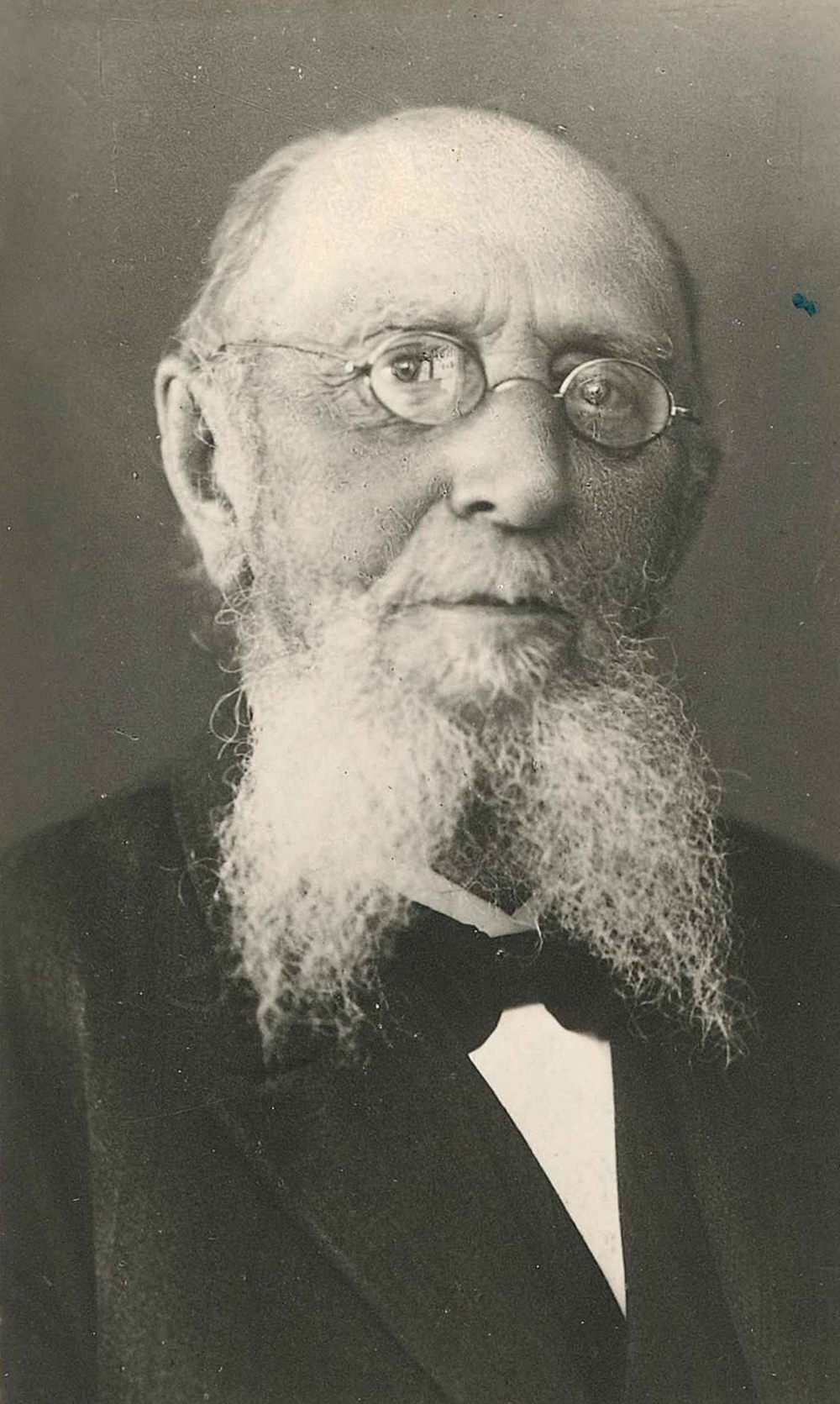 Alter Mann mit Tirpitzbart