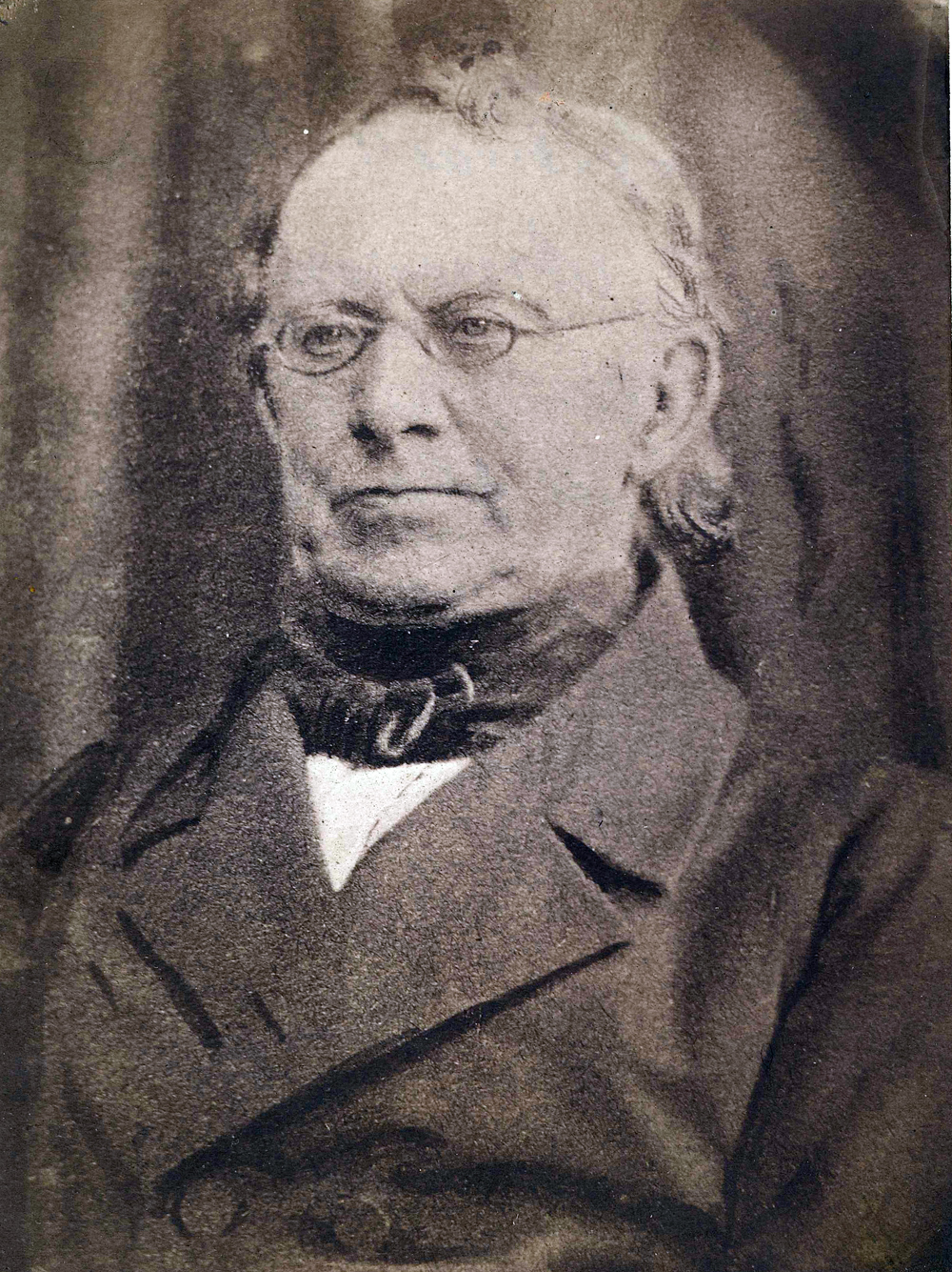 alte Fotografie eines alten Mannes mit Nickelbrille