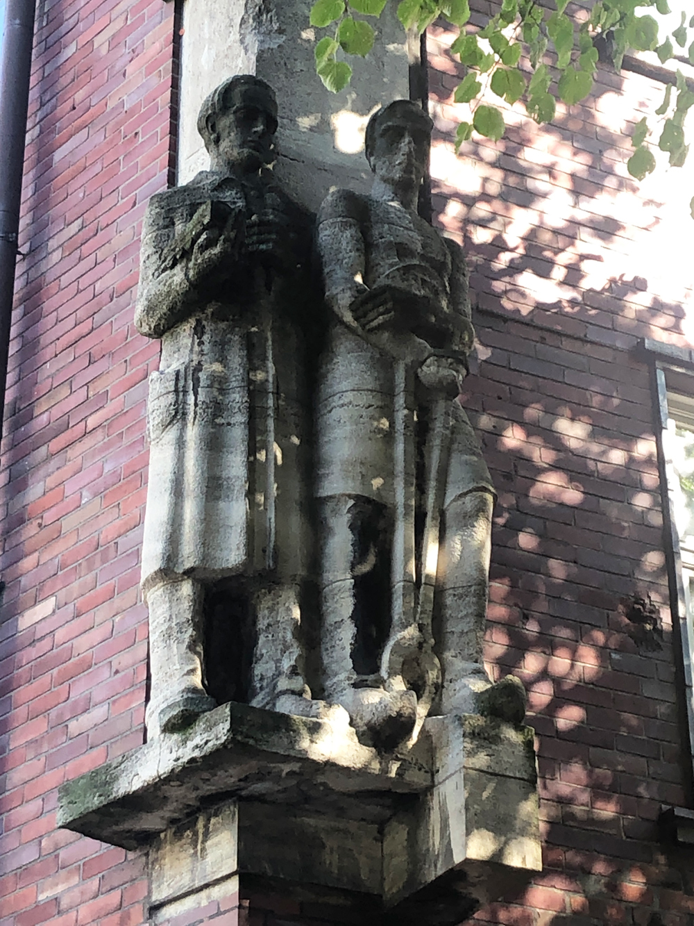 Skulptur am Gebäude