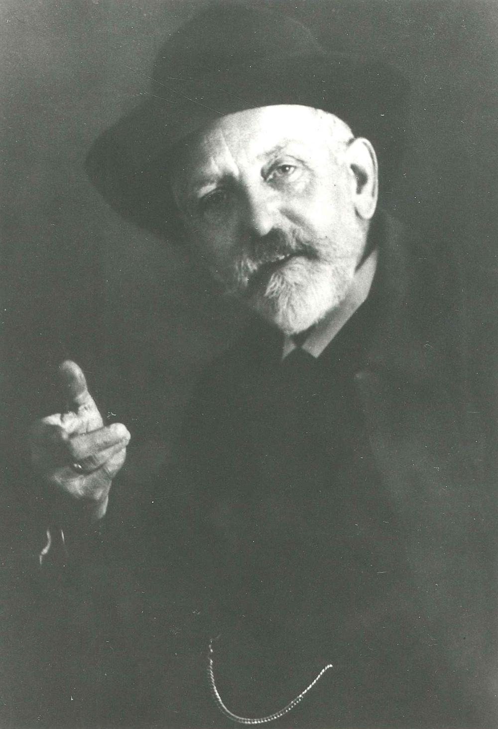 Foto eines älterne Mannes mit Vollbart und Hut