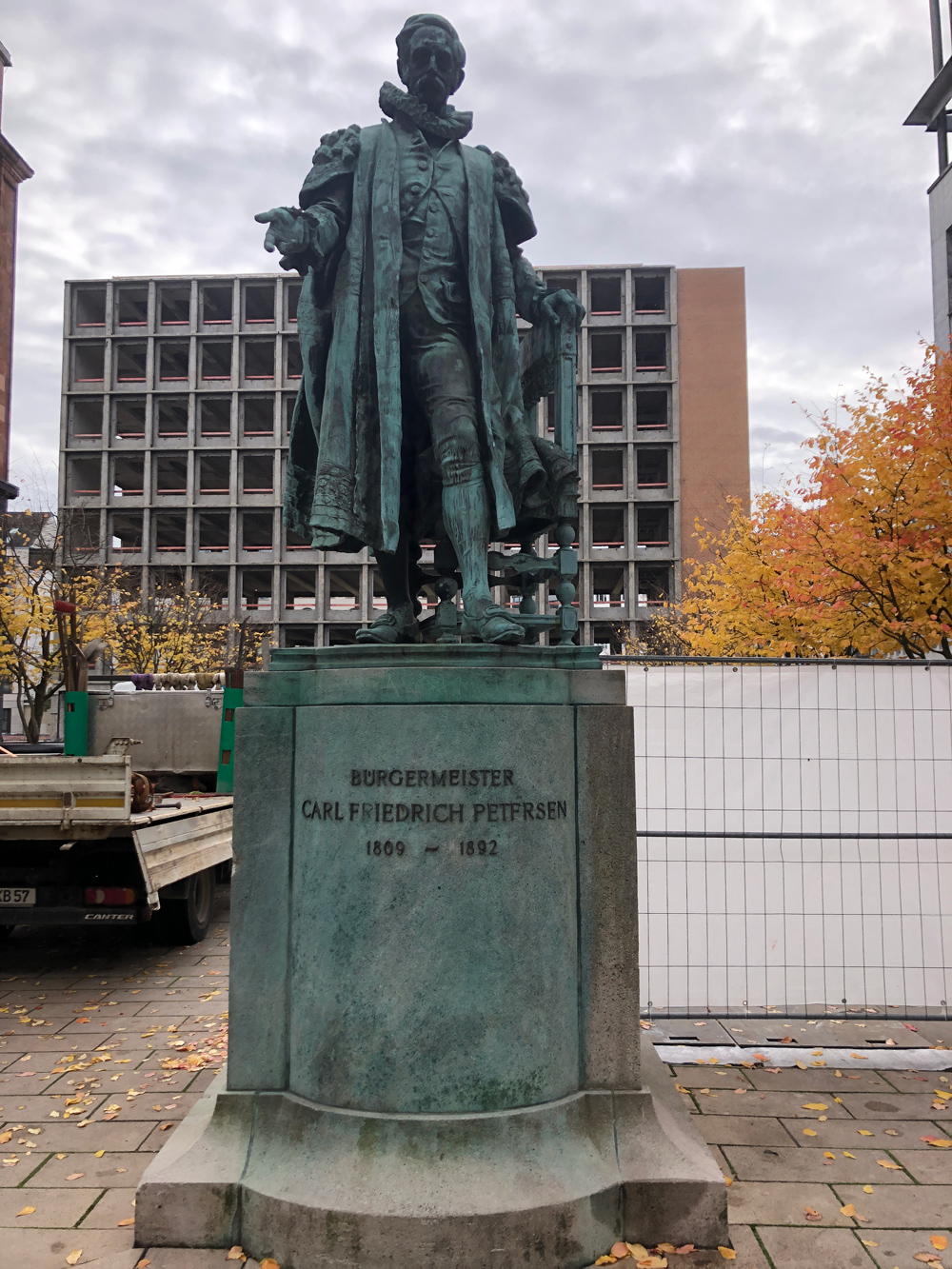 Statue eines Mannes auf Sockel